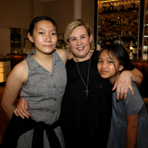 Exclusif - Hélène Darroze et ses filles Charlotte et Quitterie ont suivi la finale de l'émission "Top Chef" depuis son restaurant La Joia à Paris, où elle avait installé une télévision. © Dominique Jacovides / Bestimage 