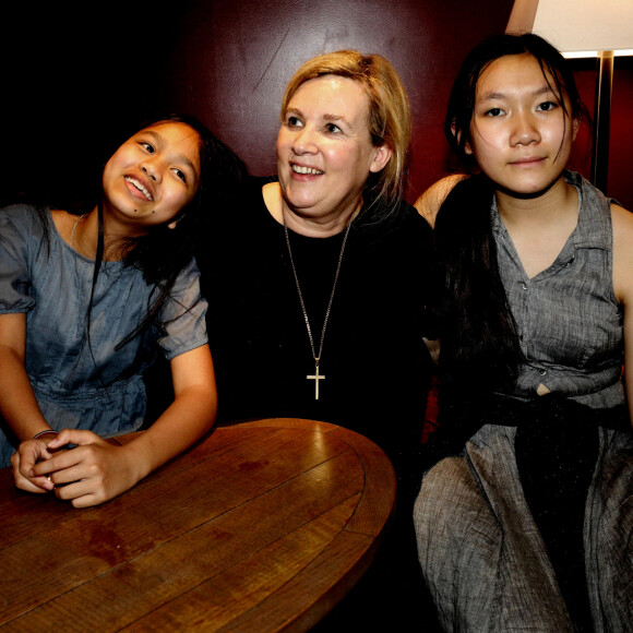 Exclusif - Hélène Darroze et ses filles Charlotte et Quitterie ont suivi la finale de l'émission "Top Chef" depuis son restaurant La Joia à Paris, où elle avait installé une télévision. Le 9 juin 2021 © Dominique Jacovides / Bestimage 