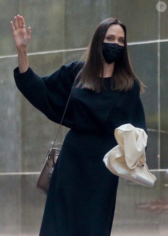 Exclusif - Angelina Jolie quitte un immeuble de bureaux à Beverly Hills avec sa fille Zahara à Beverly Hills le 23 aout 2021