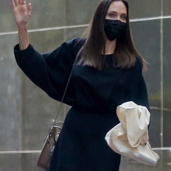 Exclusif - Angelina Jolie quitte un immeuble de bureaux à Beverly Hills avec sa fille Zahara à Beverly Hills le 23 aout 2021