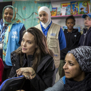 L'ambassadrice de bonne volonté du Haut commissariat de l'ONU pour les réfugiés (HCR) Angelina Jolie visite le camp de réfugiés syriens de Zaatari en Jordanie le 28 janvier 2018.