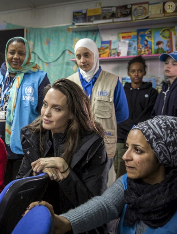 L'ambassadrice de bonne volonté du Haut commissariat de l'ONU pour les réfugiés (HCR) Angelina Jolie visite le camp de réfugiés syriens de Zaatari en Jordanie le 28 janvier 2018.