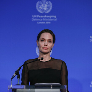 Angelina Jolie, envoyée spéciale de l'ONU, s'exprime à la Lancaster House à Londres lors de la conférence "UN Peacekeeping" le 8 septembre 2016. 