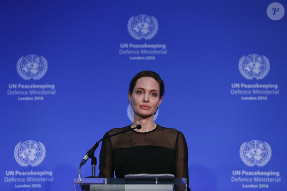 Angelina Jolie, envoyée spéciale de l'ONU, s'exprime à la Lancaster House à Londres lors de la conférence "UN Peacekeeping" le 8 septembre 2016. 