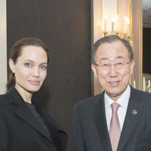 Angelina Jolie Pitt, envoyée spéciale de l'ONU, rencontre le secrétaire général des Nations Unies, Ban Ki-moon, et sa femme Yoo Soon-taek à La Haye aux Pays-Bas. Le 20 avril 2016 