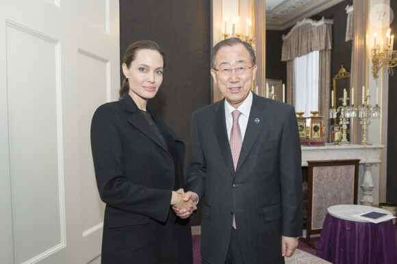 Angelina Jolie Pitt, envoyée spéciale de l'ONU, rencontre le secrétaire général des Nations Unies, Ban Ki-moon, et sa femme Yoo Soon-taek à La Haye aux Pays-Bas. Le 20 avril 2016 