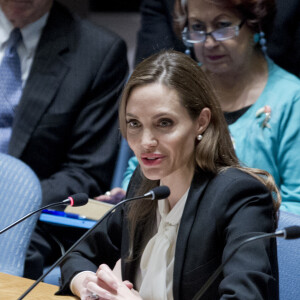 Angelina Jolie parle lors d'un meeting sur la violence faite aux femmes dans le Monde a l'ONU a New York le 24 juin 2013. 