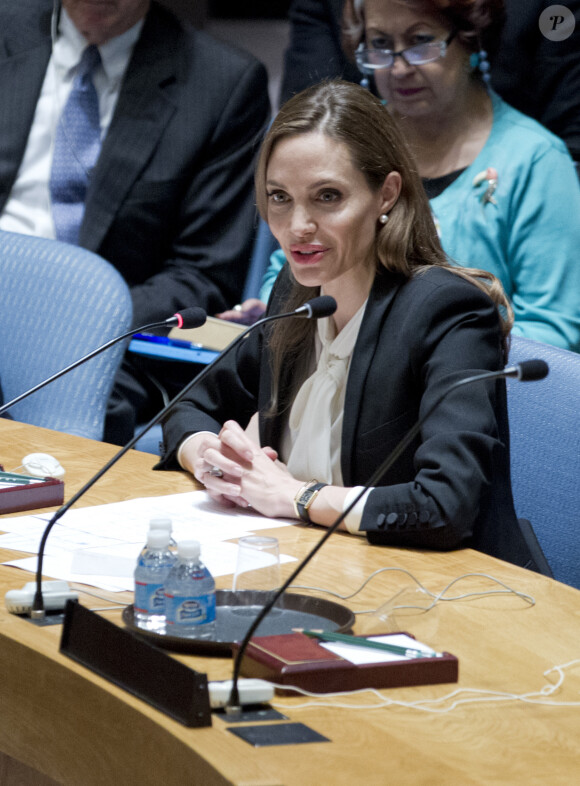 Angelina Jolie parle lors d'un meeting sur la violence faite aux femmes dans le Monde a l'ONU a New York le 24 juin 2013. 