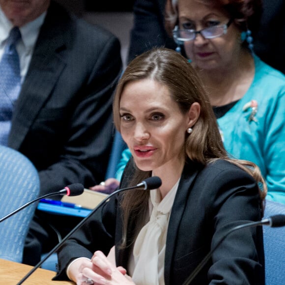 Angelina Jolie parle lors d'un meeting sur la violence faite aux femmes dans le Monde a l'ONU a New York le 24 juin 2013. 