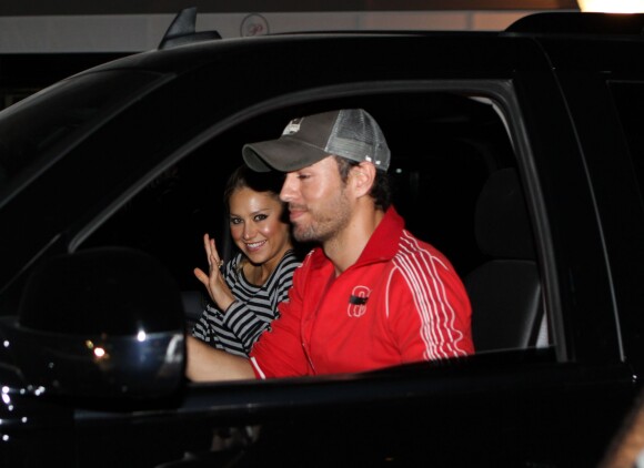 Enrique Iglesias et Anna Kournikova quittent un restaurant à Miami le 26 janvier 2012