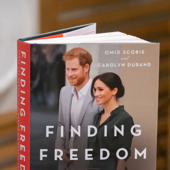 La biographie du Prince Harry et de Meghan Markle "Finding Freedom" lors de sa sortie en librairies à Londres. Le 13 août 2020.