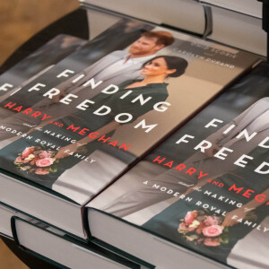 La biographie du Prince Harry et de Meghan Markle "Finding Freedom" lors de sa sortie en librairies à Londres. Le 13 août 2020.