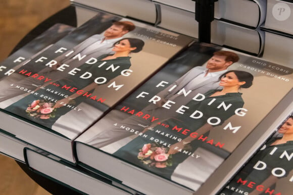 La biographie du Prince Harry et de Meghan Markle "Finding Freedom" lors de sa sortie en librairies à Londres. Le 13 août 2020.