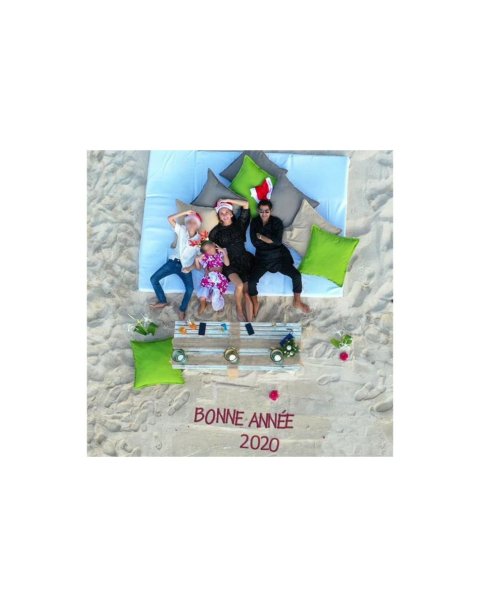 Jamel Debbouze souhaite une bonne année 2020 à ses fans sur Instagram, avec une photo de lui, sa femme Mélissa Theuriau et leurs deux enfants Léon et Lila. Photo publiée le 1er janvier 2020.
