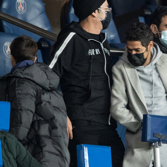 Jamel Debbouze et son fils Léon quittent le stade lors du match de championnat de Ligue 1 Uber Eats opposant le Paris Saint-Germain (PSG) à Angers sporting club de l'Ouest (ASCO) au Parc des Princes à Paris, France, le 2 octobre 2020. © Cyril Moreau/Bestimage