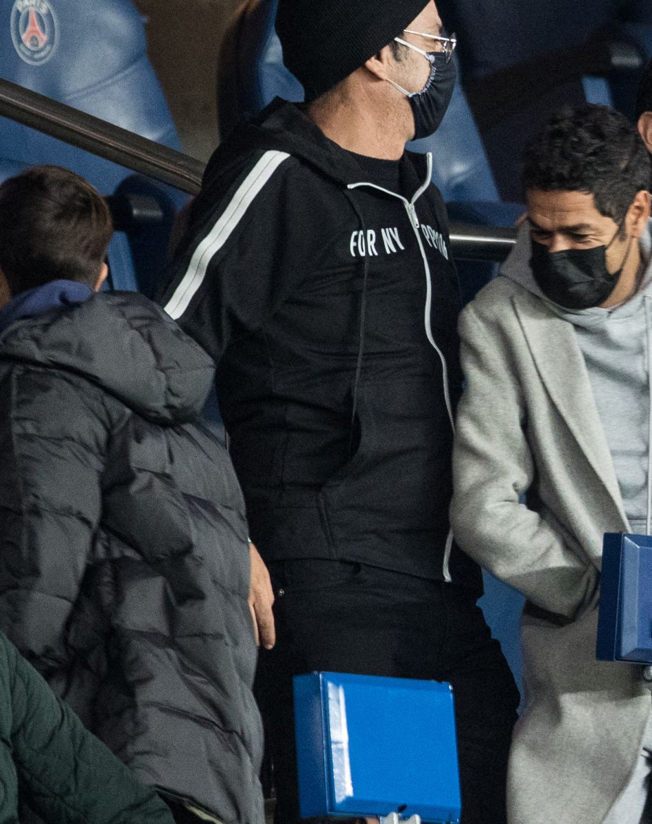 Jamel Debbouze et son fils Léon quittent le stade lors du match de championnat de Ligue 1 Uber Eats opposant le Paris Saint-Germain (PSG) à Angers sporting club de l'Ouest (ASCO) au Parc des Princes à Paris, France, le 2 octobre 2020. © Cyril Moreau/Bestimage