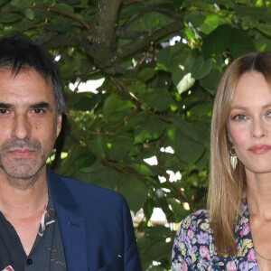 Samuel Benchetrit et Vanessa Paradis - Photocall du film "Cette musique ne joue pour personne" lors du 14ème Festival du Film Francophone d'Angoulême. Le 28 août 2021 © Coadic Guirec / Bestimage