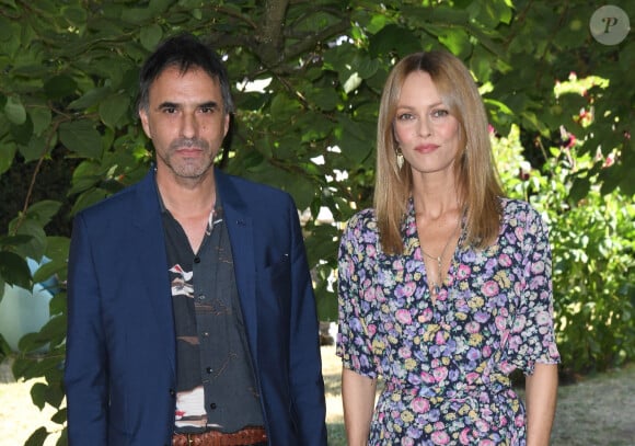 Samuel Benchetrit et Vanessa Paradis - Photocall du film "Cette musique ne joue pour personne" lors du 14ème Festival du Film Francophone d'Angoulême. Le 28 août 2021 © Coadic Guirec / Bestimage