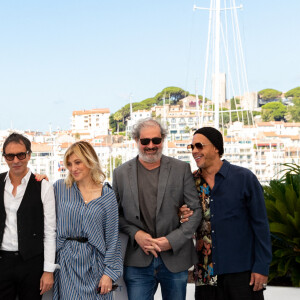 Jules Benchetrit (fils de Samuel Benchetrit et Marie Trintignant), Bruno Podalydes, Ramzy Bedia, Vanessa Paradis, Samuel Benchetrit (réalisateur), Valeria Bruni-Tedeschi, Gustave Kervern, JoeyStarr au photocall du film Cette musique ne joue pour personne (Cannes première) lors du 74ème festival international du film de Cannes le 10 juillet 2021 © Borde / Jacovides / Moreau / Bestimage