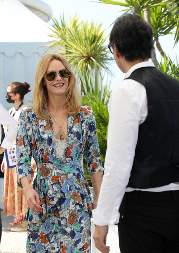 Vanessa Paradis, Samuel Benchetrit (réalisateur) au photocall du film "Cette musique ne joue pour personne" (Cannes première) lors du 74ème festival international du film de Cannes le 10 juillet 2021 © Borde / Jacovides / Moreau / Bestimage