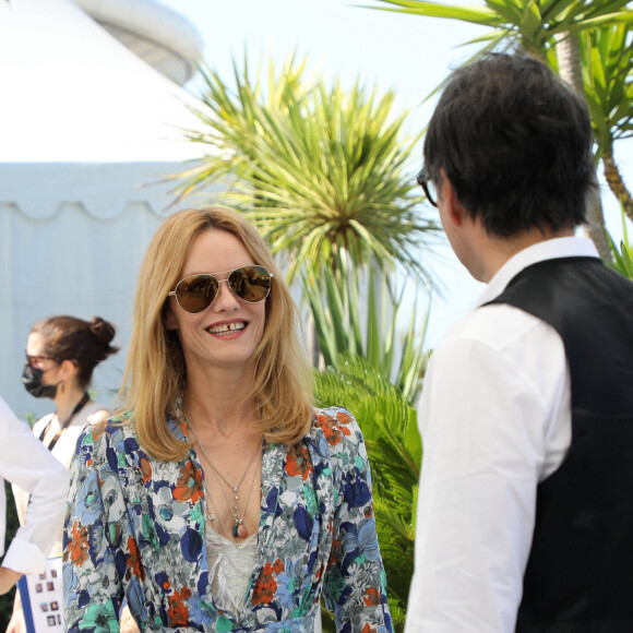 Vanessa Paradis, Samuel Benchetrit (réalisateur) au photocall du film "Cette musique ne joue pour personne" (Cannes première) lors du 74ème festival international du film de Cannes le 10 juillet 2021 © Borde / Jacovides / Moreau / Bestimage