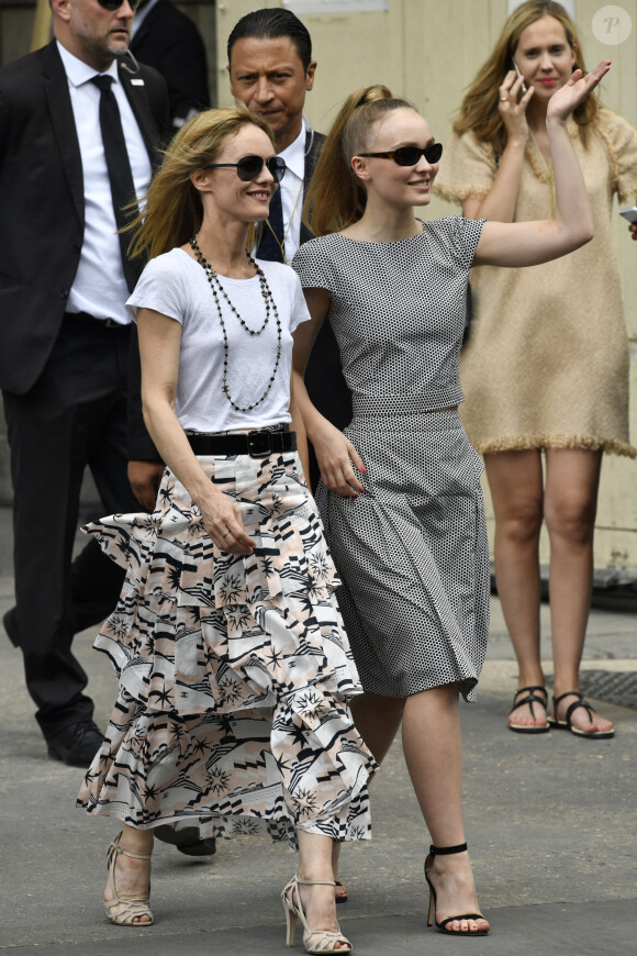 Vanessa Paradis (épouse Benchetrit) et sa fille Lily-Rose Depp - Sorties du défilé de mode "Chanel", collection Haute-Couture automne-hiver 2018/2019, à Paris. Le 3 juillet 2018
