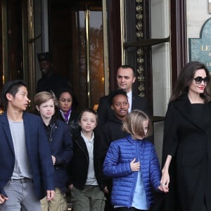 Angelina Jolie et ses enfants, Maddox, Zahara, Shiloh, Pax, Knox et Vivienne à la sortie de l'hôtel Meurice pour se rendre au musée du Louvre à Paris, France, le 30 janvier 2018.