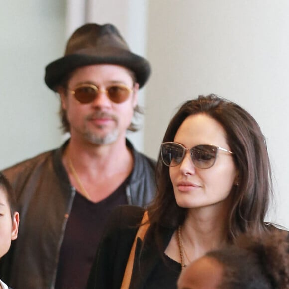 Brad Pitt, sa femme Angelina Jolie et leurs enfants Maddox, Pax, Zahara, Shiloh, Vivienne et Knox prennent l'avion à l'aéroport de Los Angeles pour venir passer quelques jours dans leur propriété de Miraval, le 6 juin 2015.