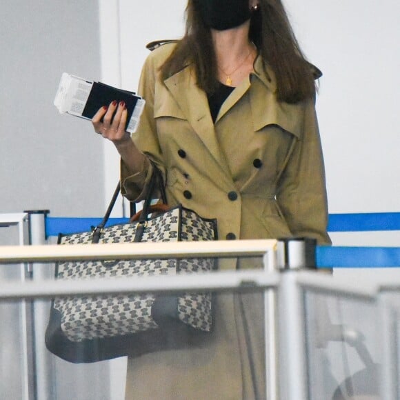 Angelina Jolie arrive à l'aéroport JFK de New York avec ses six enfants Maddox, Pax, Zahara, Shiloh, Vivienne et Knox, le 11 juin 2021.