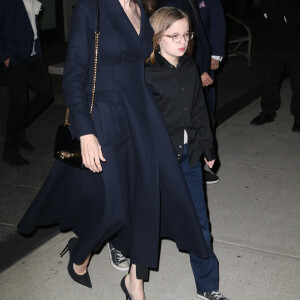 Angelina Jolie sort avec ses enfants Shiloh, Zahara, Maddox, Pax, Knox et Vivienne de l'hôtel Crosby à New York, le 25 février 2019