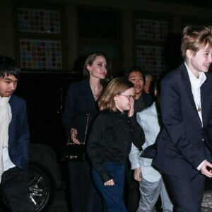 Angelina Jolie arrive avec ses enfants Shiloh, Zahara, Maddox, Pax, Knox et Vivienne à l'hôtel Crosby pour assister à la projection d'un film à New York, le 25 février 2019