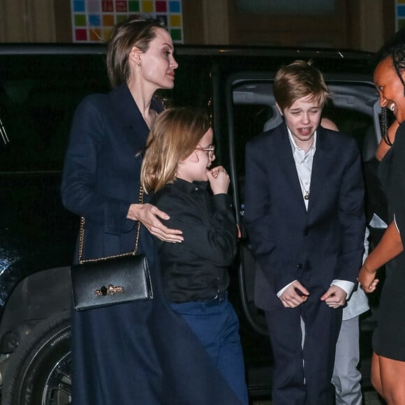 Angelina Jolie arrive avec ses enfants Shiloh, Zahara, Maddox, Pax, Knox et Vivienne à l'hôtel Crosby pour assister à la projection d'un film à New York, le 25 février 2019