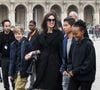 Angelina Jolie et ses enfants (Maddox, Zahara, Shiloh, Pax, Knox et Vivienne) quittent le musée du Louvre à Paris.