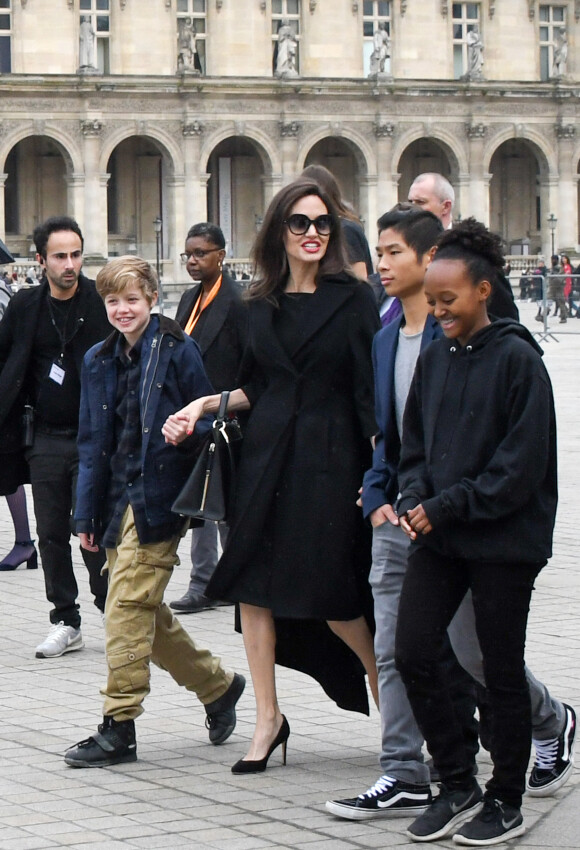 Angelina Jolie et ses enfants (Maddox, Zahara, Shiloh, Pax, Knox et Vivienne) quittent le musée du Louvre à Paris.