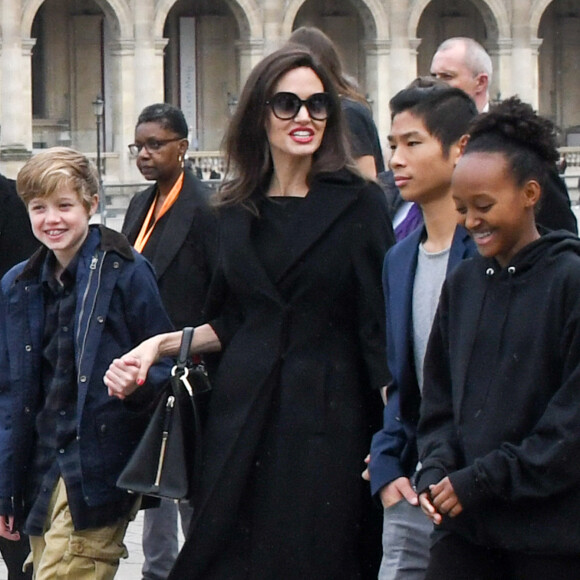 Angelina Jolie et ses enfants (Maddox, Zahara, Shiloh, Pax, Knox et Vivienne) quittent le musée du Louvre à Paris.