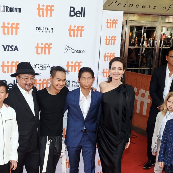 Sareum Srey Moch, Loung Ung, Kimhak Mun, Rithy Panh, Maddox Jolie-Pitt, Pax Jolie-Pitt et Angelina Jolie, Vivienne Jolie-Pitt, Knox Jolie-Pitt, Shiloh Jolie-Pitt, Zahara Jolie-Pitt lors de la première de "First they killed my father" de Angelina Jolie au Festival International du film de Toronto (TIFF) le 11 septembre 2017. © Brent Perniac/AdMedia via ZUMA Wire/Bestimage