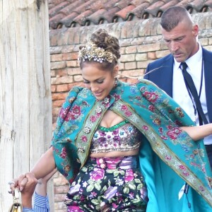 Jennifer Lopez va assister au défilé "Alta Moda" de la maison Dolce & Gabbana à Venise en Italie.