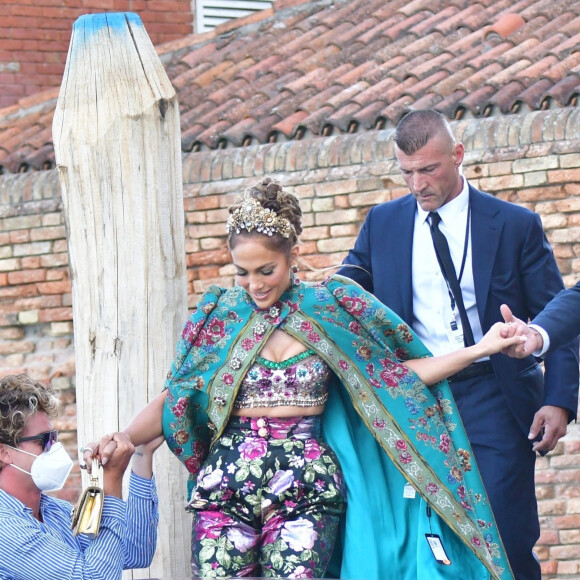 Jennifer Lopez va assister au défilé "Alta Moda" de la maison Dolce & Gabbana à Venise en Italie le 29 aout 2021.