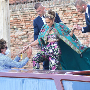 Jennifer Lopez va assister au défilé "Alta Moda" de la maison Dolce & Gabbana à Venise en Italie le 29 aout 2021.