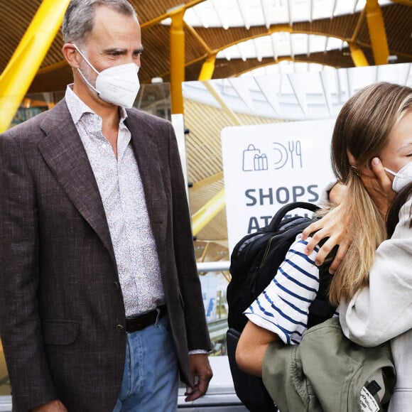 Le roi Felipe VI, la reine Letizia d'Espagne et l'infante Sofia d'Espagne accompagnent la princesse Leonor à l'aéroport de Madrid avant qu'elle rejoigne l'UWC Atlantic College au château de Saint Donat au Pays de Galles.