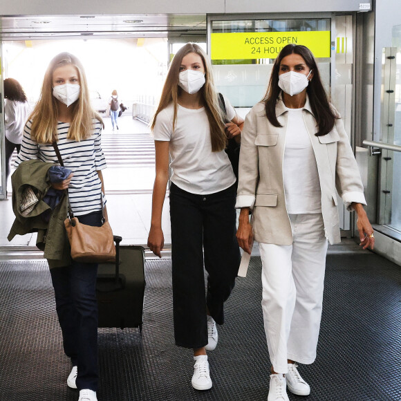 La reine Letizia d'Espagne arrive à l'aéroport de Madrid avec ses filles, l'infante Sofia d'Espagne et la princesse Leonor.