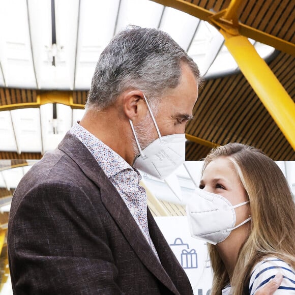 Le roi Felipe VI et la princesse Leonor à l'aéroport de Madrid, avant qu'elle rejoigne l'UWC Atlantic College.