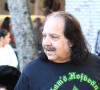 Ron Jeremy se balade avec 2 inconnues dans les rues de The Grove à Los Angeles, le 30 novembre 2016.