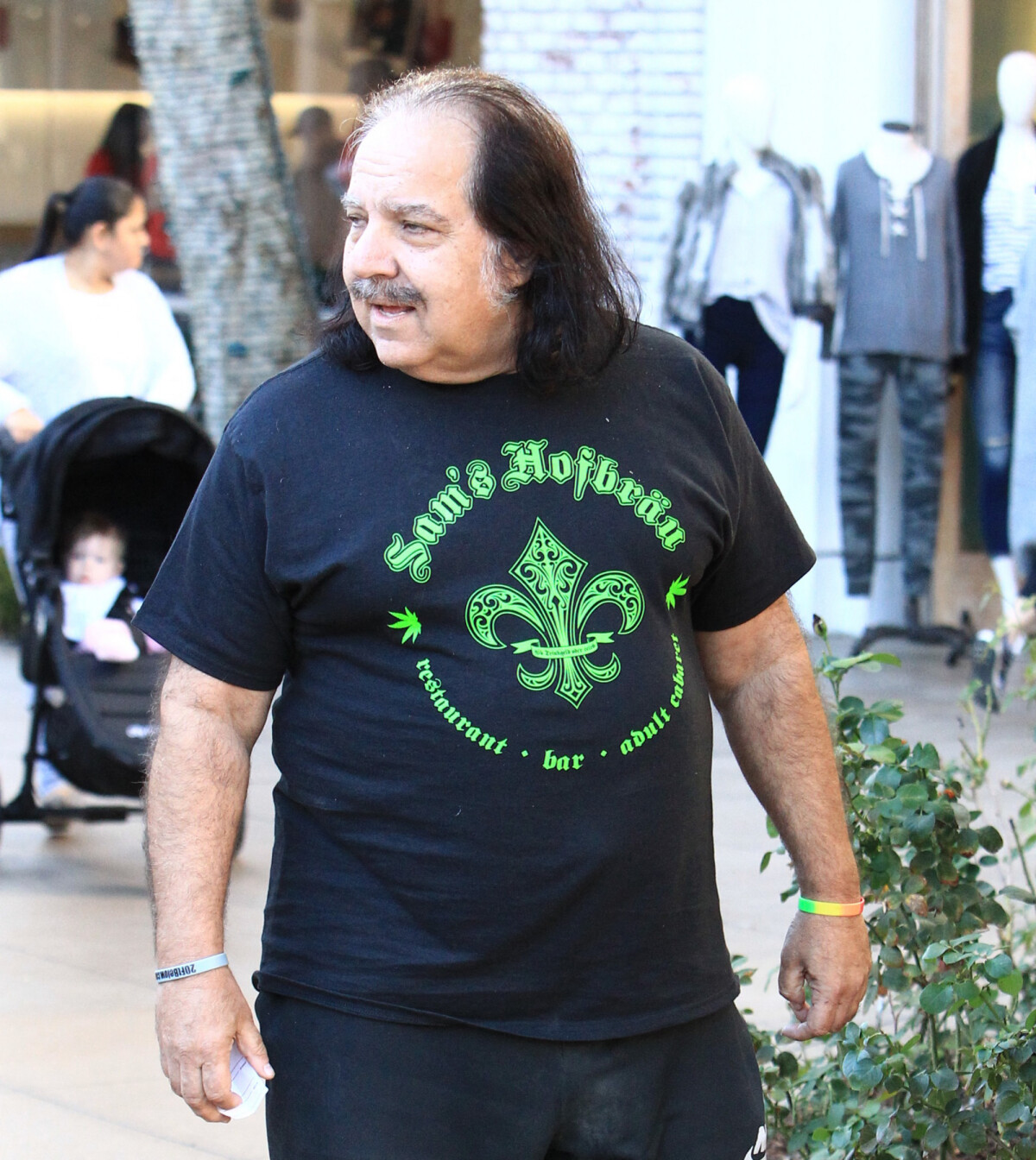 Photo : Ron Jeremy se balade avec 2 inconnues dans les rues de The Grove à  Los Angeles, le 30 novembre 2016. - Purepeople