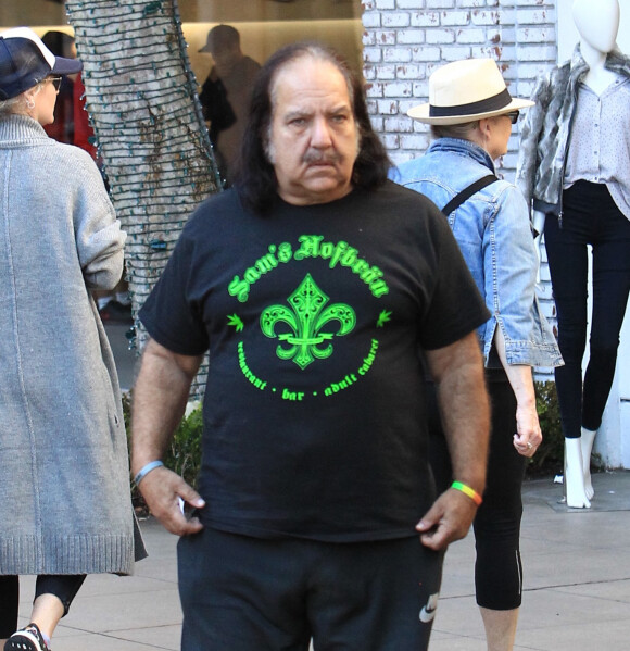 Ron Jeremy se balade dans les rues de The Grove à Los Angeles.