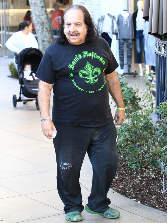 Ron Jeremy se balade avec 2 inconnues dans les rues de The Grove à Los Angeles, le 30 novembre 2016.