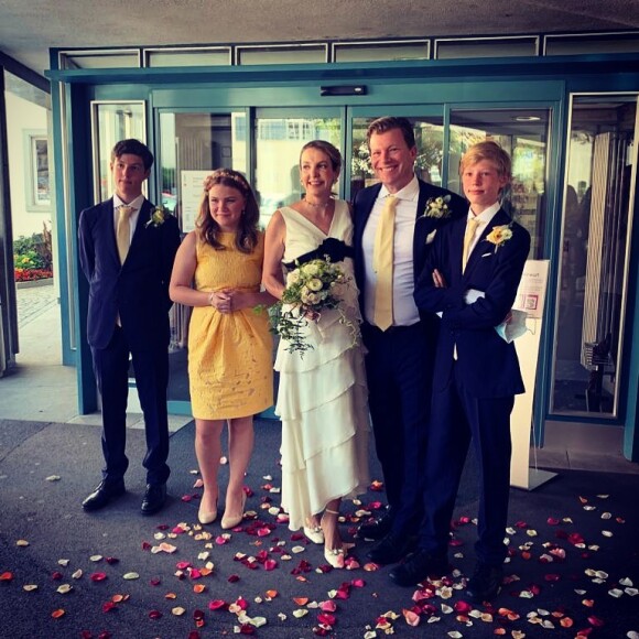 Tessy Antony De Nassau le jour de son mariage avec Frank Floessel, entourée de ses fils les princes Gabriel et Noah, et de Julia, sa belle-fille. Sur Instagram, juillet 2021.