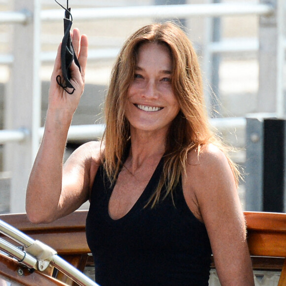 Carla Bruni arrive à Venise, la veille de l'ouverture de la 78ème Mostra de Venise.