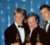 Robin Williams, Matt Damon et Ben Affleck aux Oscars en 1998, avec leurs tropées pour le film "Will Hunting". 