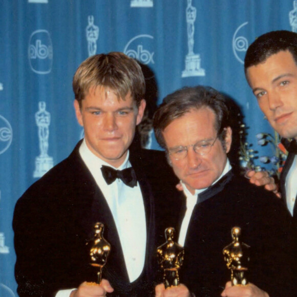 Robin Williams, Matt Damon et Ben Affleck aux Oscars en 1998, avec leurs tropées pour le film "Will Hunting". 